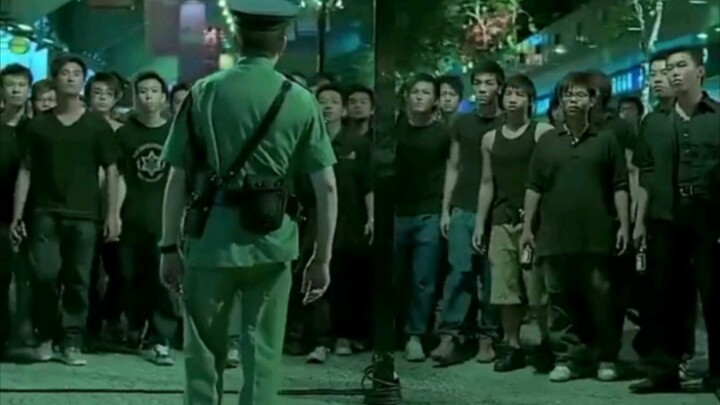 Anak-anak Muda yang Berbahaya Menantang Polisi, dan Ditundukkan di Detik Berikutnya
