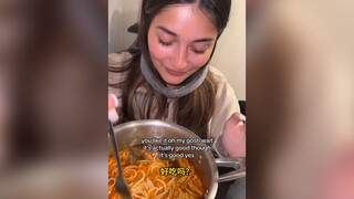 国外吃货小姐姐第一次尝试螺蛳粉，开头臭到捂鼻子，多吃几口就真香了