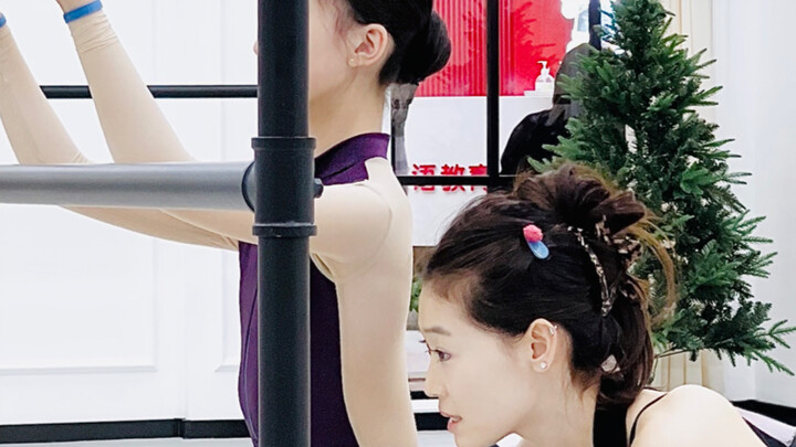 Ballet Private Lesson Diary for a Primary School Student | Teacher Manually Guides the Dancer to Ach