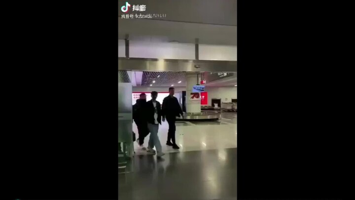 Xiao Zhan airport paparazzi – With big brother bodyguard by his side, it’s all about “Zhan Zhan”