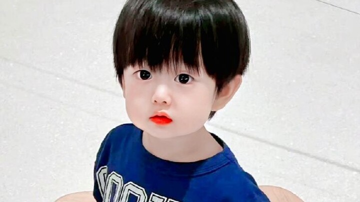 救命！！他真的好像动画片里的小孩子啊！