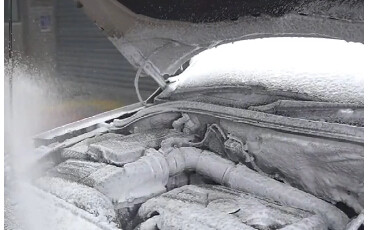 Orang yang memilih mencuci mobil dengan cara seperti ini pasti sangat mencintai mobilnya!