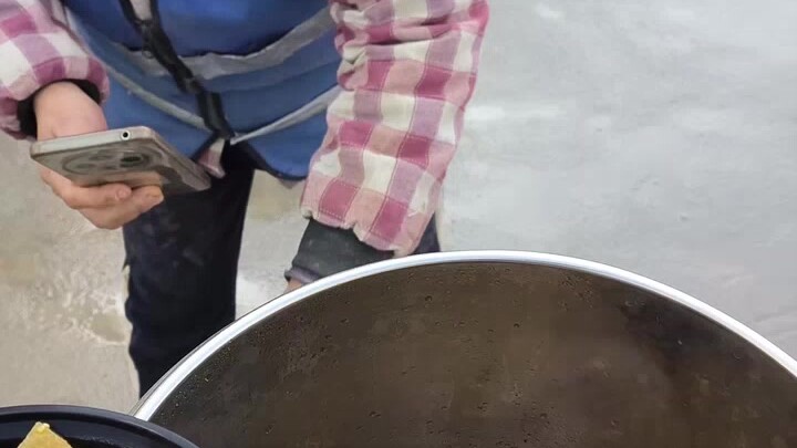 Setting up a stall at the construction site to sell braised pork rice—selling out in twenty minutes 
