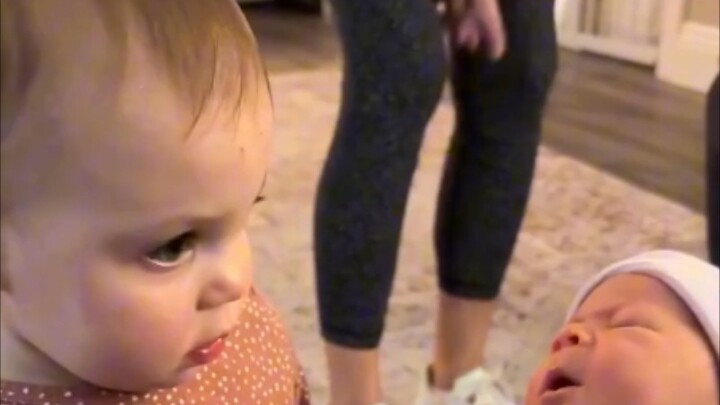 Cute Baby Meets Little Brother for the First Time—and This Is What Happens…