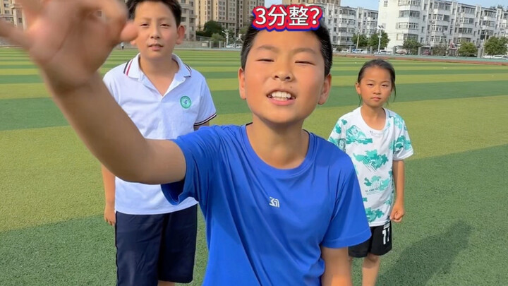 Huấn luyện viên và cậu em trai đối đầu với các bạn nhỏ trong 1000 mét