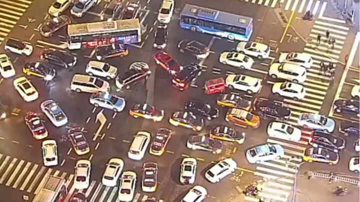 When an off-duty traffic policeman and his family went out, they encountered a traffic jam!