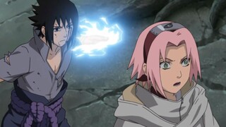 Sasuke wanted to sneak attack from behind and killed Haruno Sakura, Kakashi rushed to kick Sasuke aw