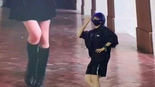 Tại sao lại có những người vừa chép bài tập về nhà vừa nhảy múa?