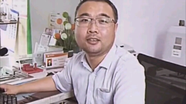 Bank Employee's Daily Life: A customer deposits 10 million—would you kneel if asked?