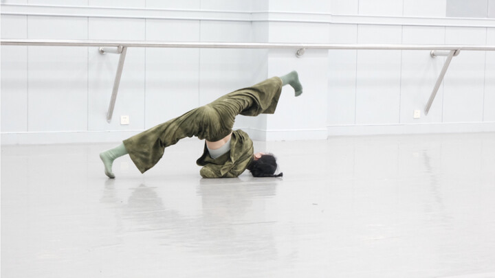 Original modern dance choreography "Free" "Falling may be experiencing a new journey"