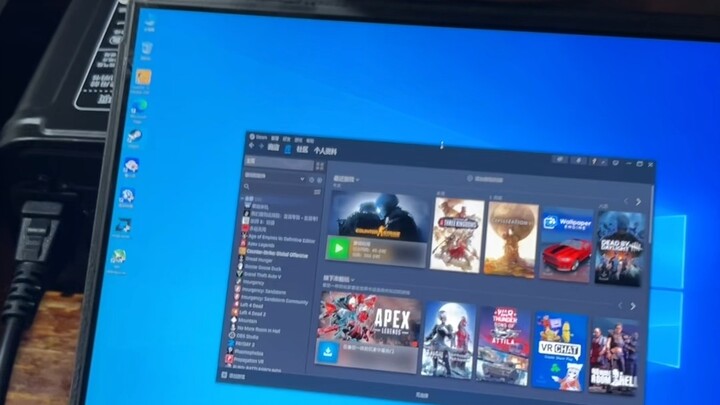 Aku lagi mikir, kalau bawa ke Starbucks, apakah aku bakal diperingatkan karena main 🔥 lalu diusir? G