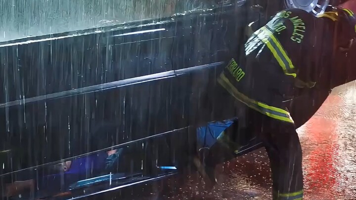 Petugas pemadam kebakaran wanita nekat menyelamatkan nyawa seorang bocah meski dilarang oleh sang ka