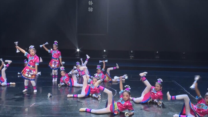 ระบำ “กระดิ่งแห่งวัยเด็ก”