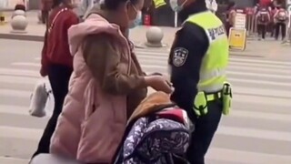 抬头和拦下是为了责任，低头和放手是为了善良的人性