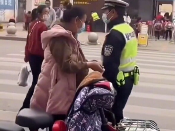 抬头和拦下是为了责任，低头和放手是为了善良的人性