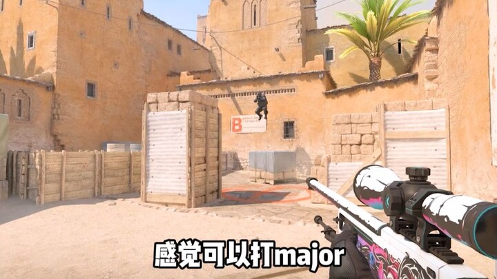 Alun-alun Kemenangan di tengah malam masih terlalu mengesankan.