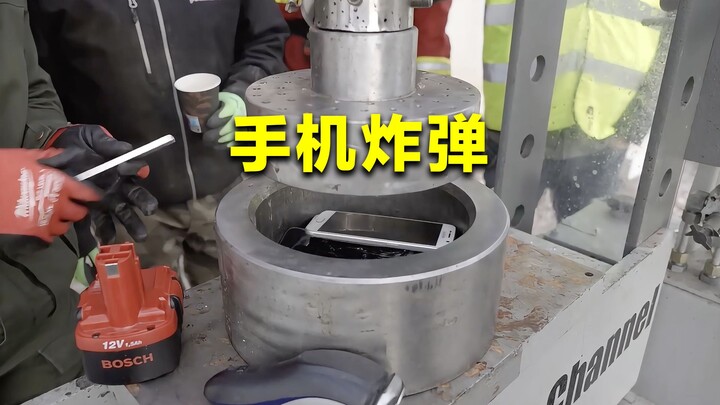 Điện thoại chưa tháo pin, nếu dùng máy ép thủy lực thì sẽ xảy ra điều gì? Đừng bao giờ để điện thoại
