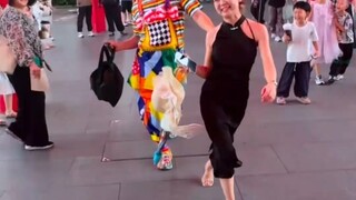 小丑随机模仿路人走路姿态，模仿得惟妙惟肖