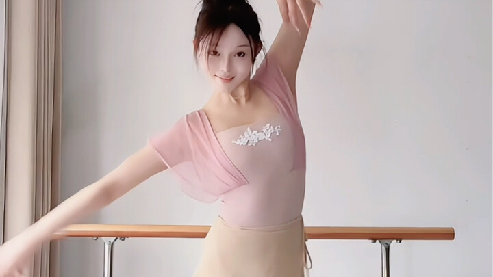 แสงจันทร์อันสดใสเหนือสระบัว