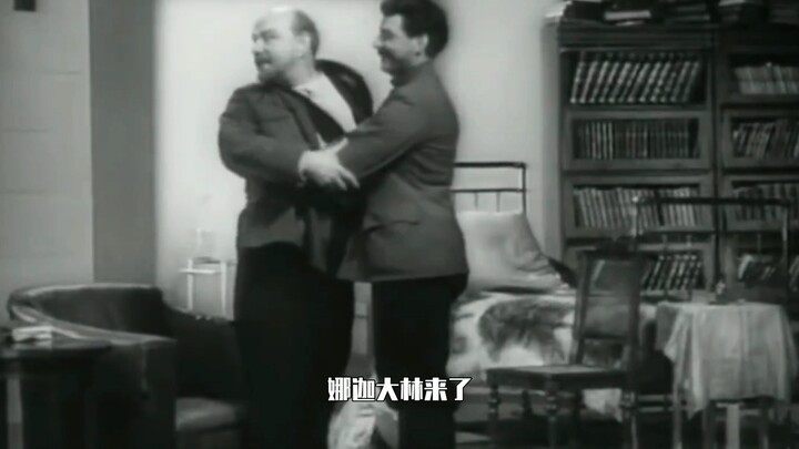 Mẹ tôi đã mất! Nhưng cha nuôi của tôi chính là Lenin và Stalin!