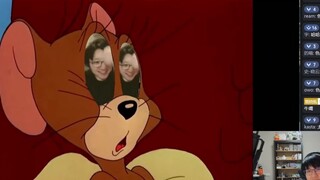 Too BT! Pingzi watched the cartoon Tom and Jerry "Licking the Cow Ping" in the animation area. There