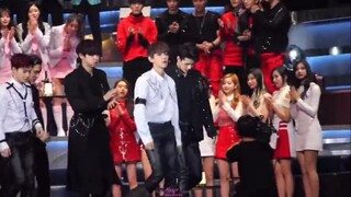 This award ceremony is simply EXO's home court...