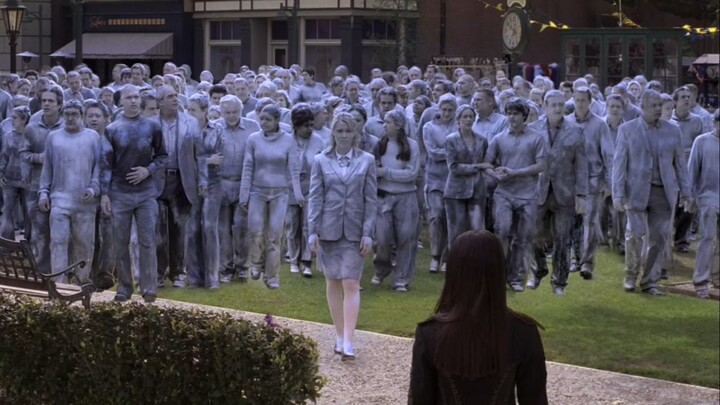 Suddenly, a large group of "Ice People" in blue outfits appeared in the square—what on earth is goin