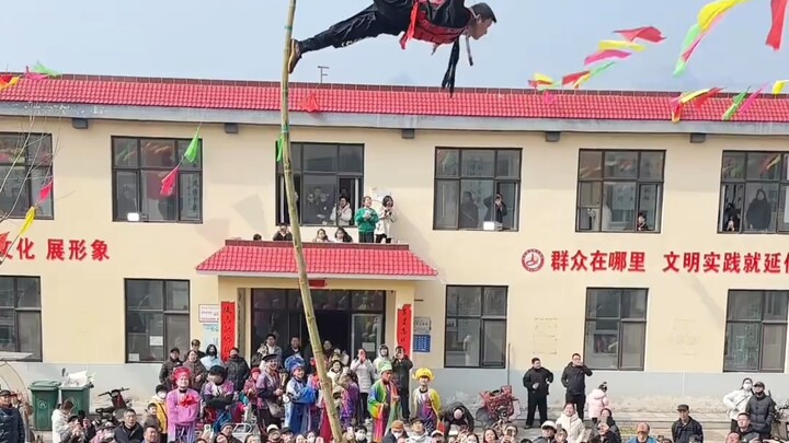 Kesenian tak benda menggelar pertunjukan di desa, hadir langsung di lokasi pesta kuil Kota Fengshan,