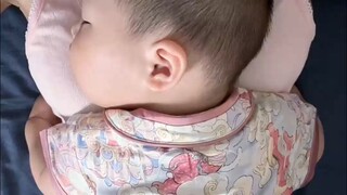 这一刻，妈妈就是她的全世界啊！