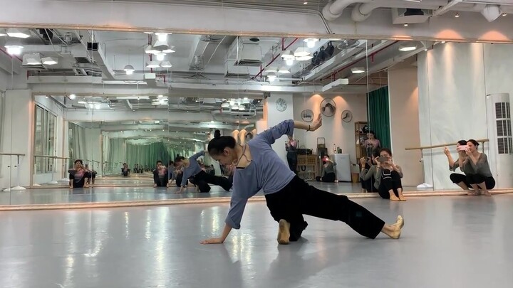 Hou Muyi's original classical dance "Flying Snow Jade Flower" [Selected by China Dance Network APP]