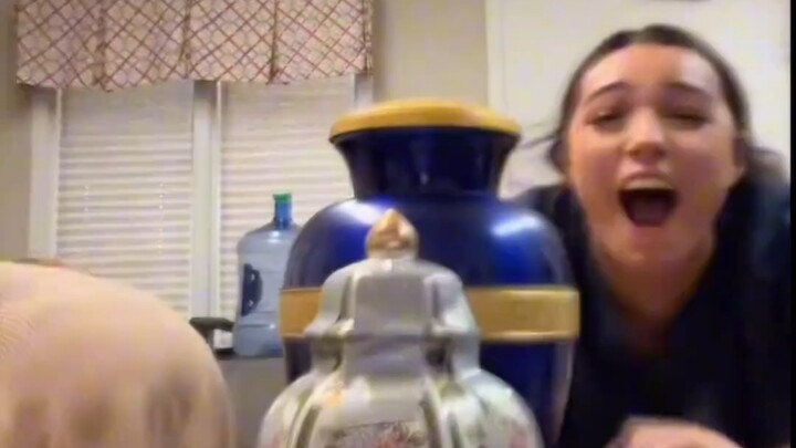 “Ngẫu nhiên mang một món đồ đến chỗ làm” Đúng là địa ngục mà 💀