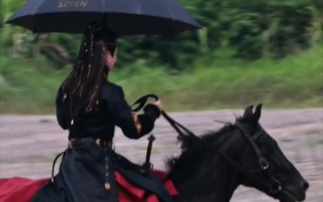 Amazing—riding a horse while holding an umbrella! Watching these scenes today is both heartbreaking 
