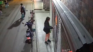 Hình ảnh thực tế năm 2023, người phụ nữ tan làm khuya về nhà bị một người đàn ông lạ mặt bám đuôi, c