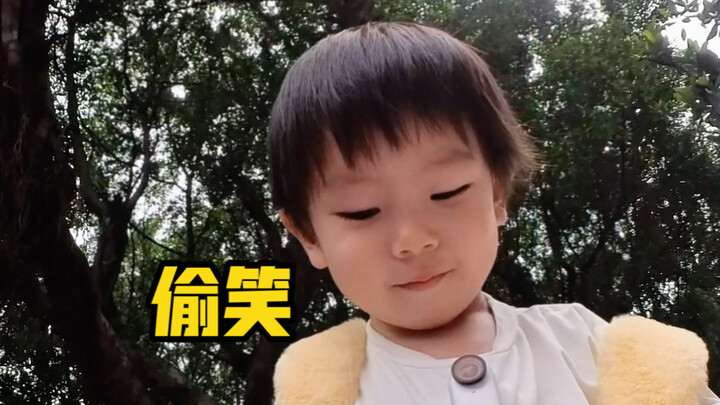 الاستماع إلى النميمة من منظور طفل صغير ممتع جدًا 😆