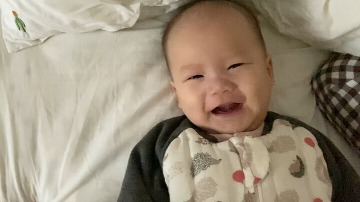 The Rongrong Family: After feeding the gummy mochi, we found that Guoguo had woken up—quietly lying 