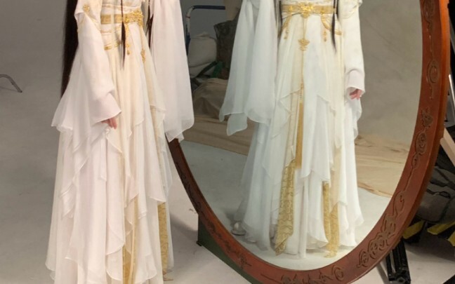 Wow! Setelan Bai Lu ini kece banget nih!