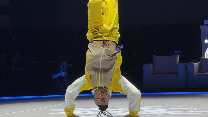 King-level street dance, the young man shocked the audience with his first move, he was as light as 