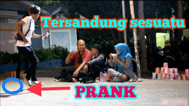 PRANK PURA PURA TERSANDUNG SESUATU BIKIN ORANG PENASARAN - PRANK LUCU INDONESIA