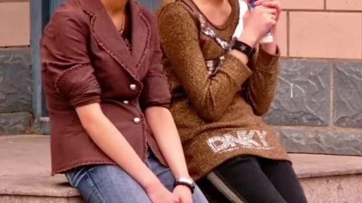 摄影师晒出2007年在街边偶然拍到的#迪丽热巴 ，新疆的石榴花有在好好长大，热巴真的从小美到大#迪丽热巴2007年街边旧照