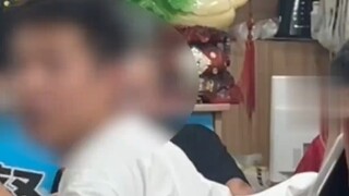 女子在饭店吃饭时，被邻桌男子吹口哨挑逗：他说你发网上，我想出名，男子带小孩去超市购物，结账的时候说小孩不是他的....