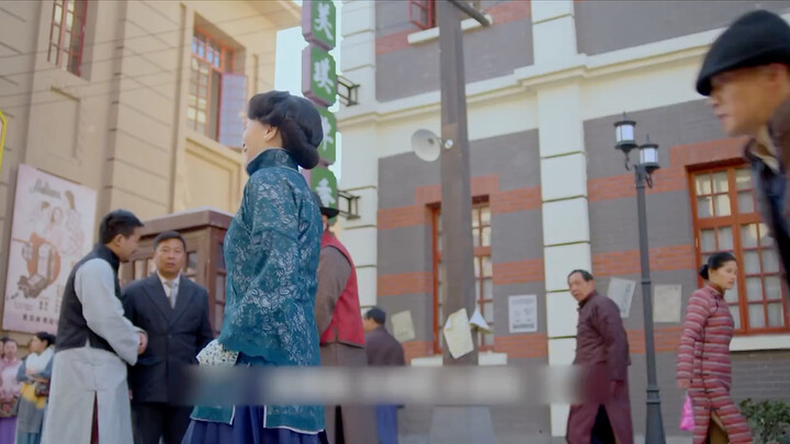 An 80-year-old woman feigns madness, screaming “It’s dawn!” every time she sees someone—but little d