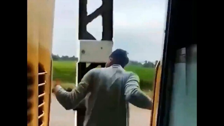Nếu bạn cảm thấy mệt mỏi, bạn có thể thổi gió, nhưng nhớ đóng cửa lại nhé.
