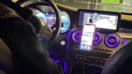 Dia cuma nggak punya tempat buat nge-geber sound system-nya, makanya jadi sopir Grab.