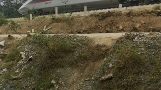 uji coba kereta cepat tp pelan dulu gaes.....nanti bertahap akan maksimum kecepatan nya