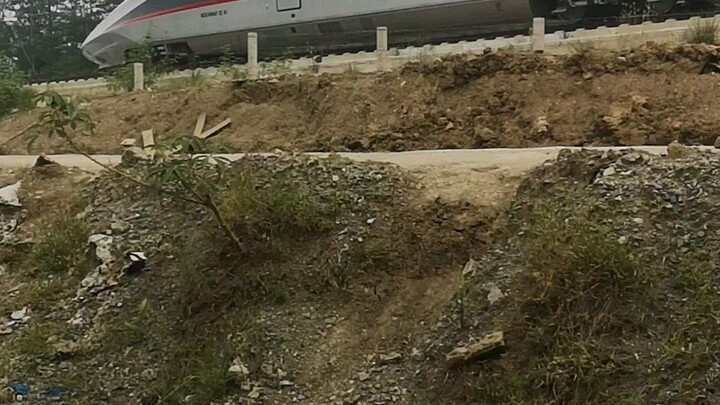 uji coba kereta cepat tp pelan dulu gaes.....nanti bertahap akan maksimum kecepatan nya