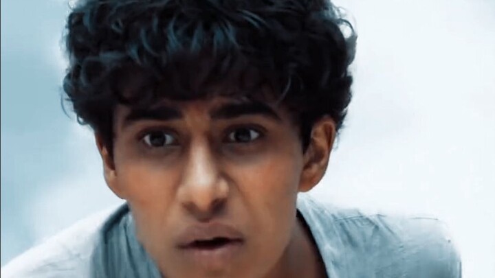 Badai menelan kapal raksasa beserta seluruh penumpangnya; seorang pria menjinakkan harimau dan bersa