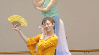 一舞夺心魂呀，这段双人舞简直美炸啦 仿若邻家小妹自画中走来，让人沉醉不能自拔