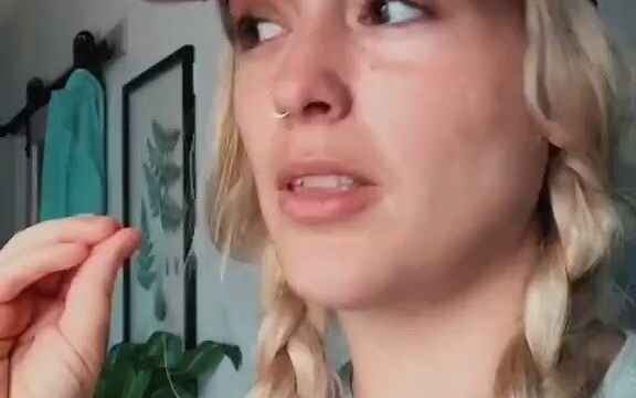 Kakak perempuan berbagi pengalaman pribadi: jangan pacaran dengan musisi, serius lho