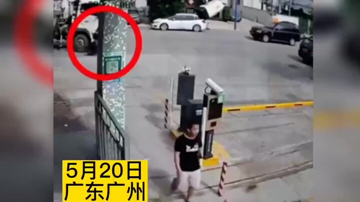 หญิงชาวกวางตุ้งถูกรถบรรทุกใหญ่ทับขณะขี่จักรยาน ร้องเจ็บปวดลั่น แต่คนขับในรถกลับไม่รู้ตัวเลย