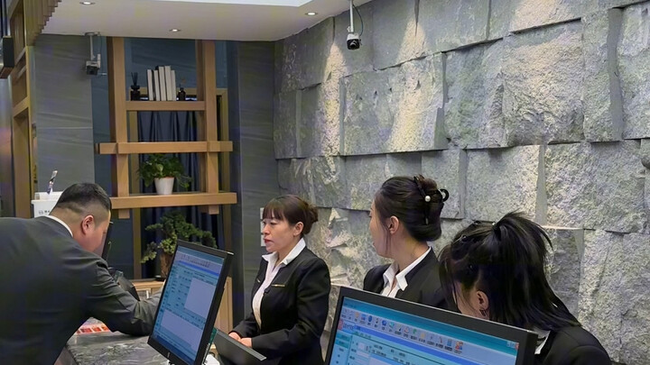 Sau khi vị thế của Lão Tứ trong nhà tắm tăng lên, anh ta bắt đầu được nhân viên săn đón có mục đích,